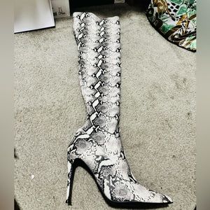 Steve Madden Dominique in snakeskin size 10 worn once in the original box